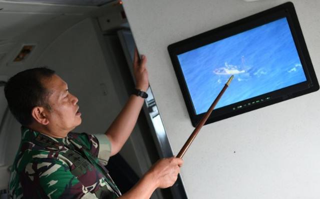 Panglima Komando Gabungan Wilayah Pertahanan (Pangkogabwilhan) 1 Laksamana Madya TNI Yudo Margono menunjukkan pergerakan kapal nelayan asing melalui layar yang tersambung kamera intai (ANTARA)