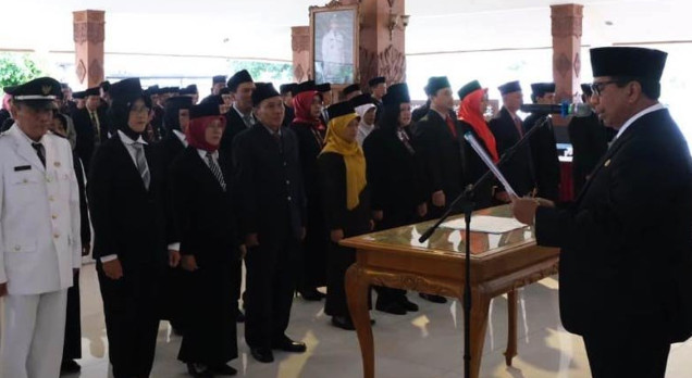 Wali Kota Magelang Sigit Widyonindito (kanan) melantik dan mengambil sumpah/janji para pejabat di lingkungan Pemkot Magelang, Selasa (7/1). (ANTARA)