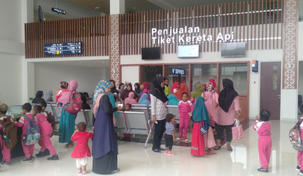 Rombongan siswa PAUD sedang mengantre membeli tiket KA Bandara di Bandara Adi Soemarmo (ANTARA)
