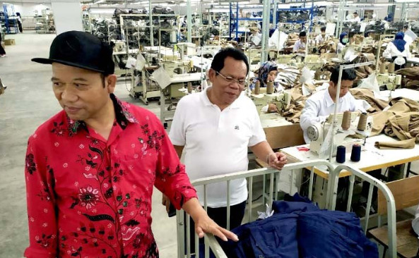 Bupati Banyumas Achmad Husein (kiri) saat mengunjungi pabrik garmen PT Sansan Saudaratex Jaya di bekas Pabrik Gula Kalibagor, Kabupaten Banyumas, Jawa Tengah, Selasa (7/1). (ANTARA)