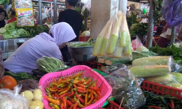 Salah seorang pedagang sayuran dan bumbu dapur di Pasar Manis, Purwokerto, Kabupaten Banyumas, Jawa Tengah, saat menunggu dagangannya. (ANTARA)