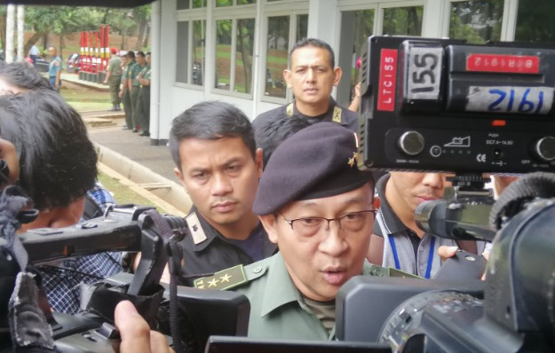 Kepala Pusat Penerangan (Kapuspen) TNI Mayjen TNI Sisriadi saat memberikan keterangan pers di Mabes TNI Cilangkap, Jakarta Timur, Kamis (9/1). (Antara)
