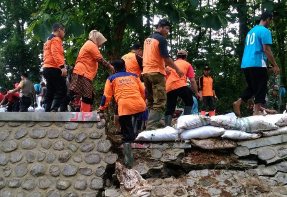 Jajaran BPBD Jateng bersama TNI/Polri dan pihak terkait menutup tanggul-tanggul sungai yang jebol di Dukuhseti, Kabupaten Pati. (FOTO:  ANTARA)