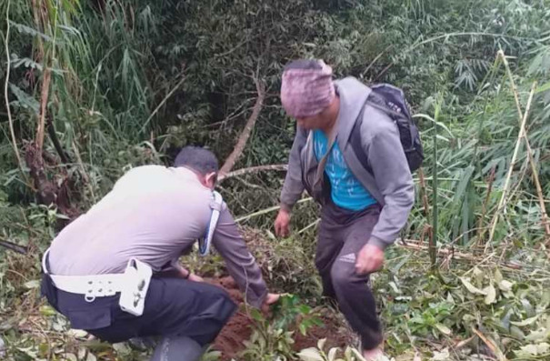 Anggota Polsek Kalikajar bersama Kelompok Tani Bina Sejahtera Desa Bowongso, Kalikajar, Kabupaten Wonosobo, menggelar kegiatan menanam pohon beringin (ANTARA)