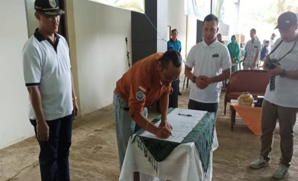 Bupati Batang Wihaji sedang menyaksikan penandatanganan kerja sama dengan perwakilan PT Coodas Prima. (ANTARA)