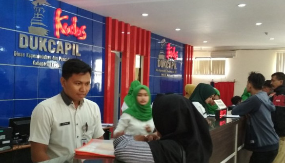Suasana pelayanan di Kantor Dinas Kependudukan dan Catatan Sipil Kudus, Jawa Tengah, Senin (13/01). ANTARA