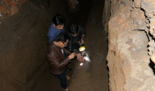 Wali Kota Malang Sutiaji (menjenakan jaket kulit coklat) melakukan pengecekan jaringan pipa PDAM yang bocor (ANTARA)