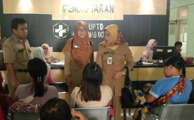 epala Dinkes Kabupaten Jepara Mudrikatun saat mengunjungi Puskesmas Donorojo. (ANTARA)