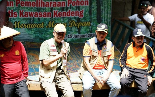 Gubernur Jateng Ganjar Pranowo berdialog dengan warga didampingi Kepala Badan Nasional Penanggulangan Bencana (BNPB) Doni Monardo dan Bupati Pati Haryanto di Desa Sumbersari, Kecamatan Kayen, Pati, Rabu (15/01)).  (FOTO ANTARA)