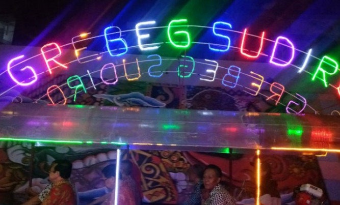 Para pejabat Pemerintah Kota Surakarta sedang manjajal Wisata Perahu sebagai rangkaian perayaan Imlek 2020. ANTARA