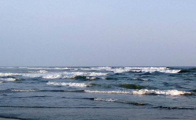 Ilustrasi - Gelombang tinggi di Pantai Sodong, Kecamatan Adipala, Kabupaten Cilacap, Jawa Tengah. (ANTARA/Sumarwoto)