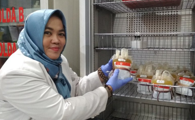 Kepala Kendali Mutu Unit Donor Darah (UDD) PMI Cabang Kudus Anna Thesia menunjukkan darah sehat yang tersimpan di lemari pendingin, Kamis (16/1).  (ANTARA )