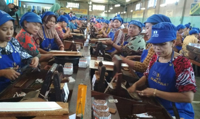 Pekerja di sektor rokok. (ANTARA / Akhmad Nazaruddin Lathif)