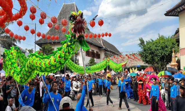 Sejumlah peserta kesenian Liong saat menampilkan atraksi di harapan ribuan pengunjung dalam acara kirab budaya Grebeg Sudiro 2020 di Bundaran Pasar Gede Solo, Jateng, Minggu (ANTARA)