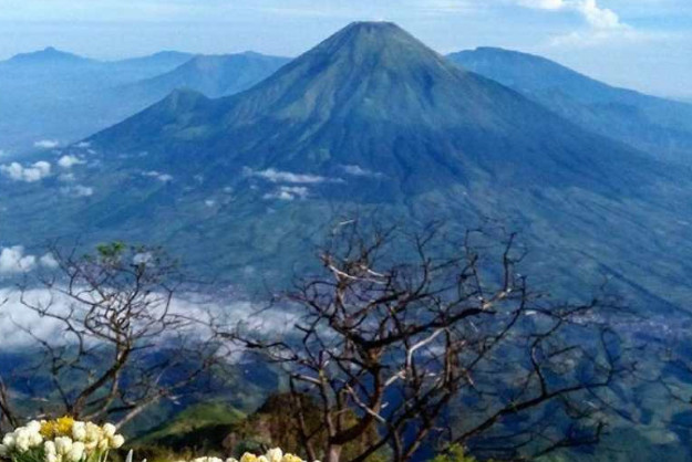 Gunung Sindoro dilihat dari Gunung Sumbing Kabupaten Temanggung. (Foto: ANTARA/dok. Grasindo)