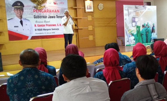 Gubernur Jawa Tengah Ganjar Pranowo memberikan arahan kepada direksi Rumah Sakit Prof Margono Soekarjo, Kabupaten Banyumas. ANTARA/Wisnu Adhi