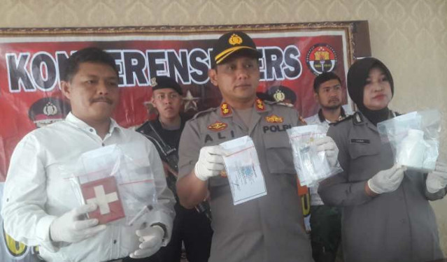 Kapolres Temanggung AKBP Muhamad Ali (tengah) menunjukkan barang bukti sabu-sabu. (Foto: ANTARA/Heru Suyitno)