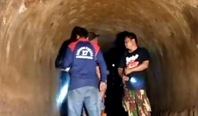 Sejumlah warga saat membersihkan bagian dalam bangunan peninggalan PG Cokro (ANTARA/Aris Wasita)