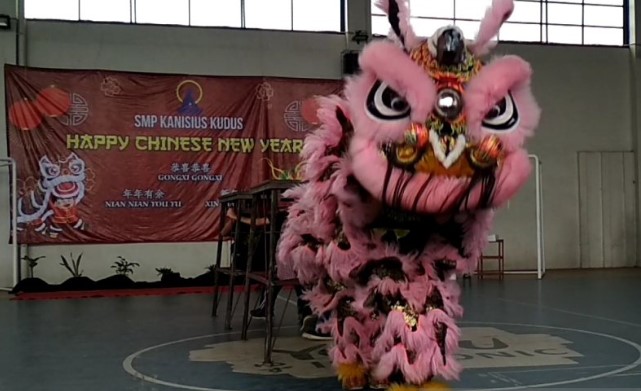 Sejumlah siswa SMP Kanisius Kudus, Jawa Tengah, melakukan atraksi barongsai dalam rangka perayaan Tahun Baru China 2571 (Imlek) di aula SMP Kanisius di Jalan Yos Sudarso Kudus, Jumat (24/1/2020). ANTARA