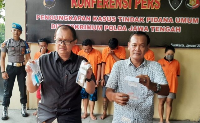 Kepala Kasat Reserse Narkoba Polresta Surakarta, Komisaris Polisi Sugiyo (Kanan), didampingi Kasubbag Humas Polresta Surakarta, AKP Yuliantara (kiri), saat menunjukan barang bukti kasus penyalahgunaan narkotika di Markas Polresta Surakarta, Jumat. ANTARA