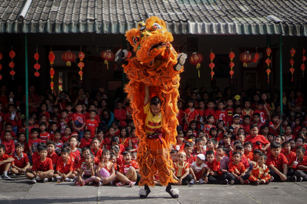 Ilustrasi atraksi Barongsai saat Imlek. (Foto: Antara Foto).