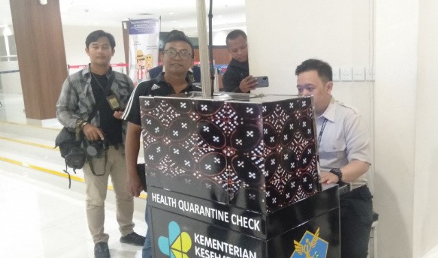 Pemeriksaan menggunakan Thermo scanner di terminal kedatangan penerbangan internasional Bandara Adi Soemarmo Surakarta. ANTARA/Aris Wasita