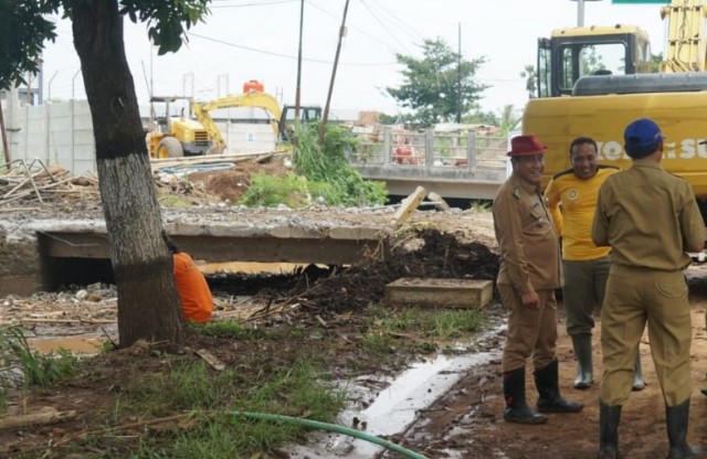 Wakil Bupati Saiful Arifin di sela-sela mengawasi pembongkaran jembatan di atas Sungai Simo, di tepi Jalan Raya Pati-Juwana, Kabupaten Pati, Jawa Tengah, Senin (27/01).  (ANTARA/HO-Humas Pemkab Pati.)