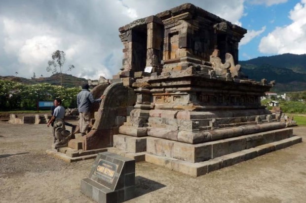 Sejumlah wisatawan mengunjungi Candi Setyaki di Kawasan Wisata Dataran Tinggi Dieng, Kabupaten Banjarnegara, Jawa Tengah. ANTARA/HO-BPCB Jateng