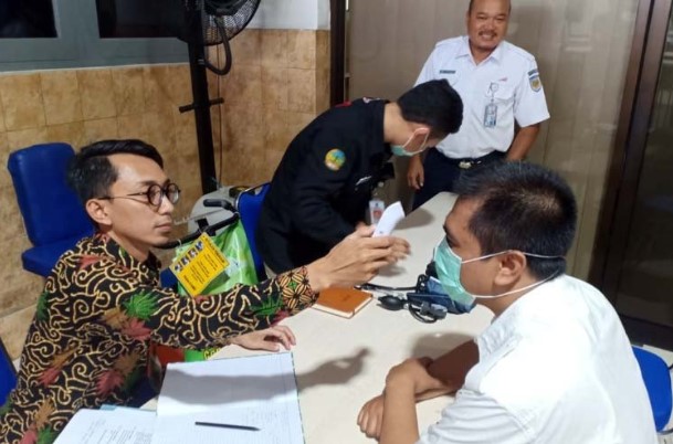 Petugas Dinas Kesehatan Kabupaten Banyumas saat melakukan pemeriksaan kesehatan penumpang kereta api di Stasiun Purwokerto, Kabupaten Banyumas, Jawa Tengah, Selasa (28/01), guna mengantisipasi penyebaran virus corona. (ANTARA