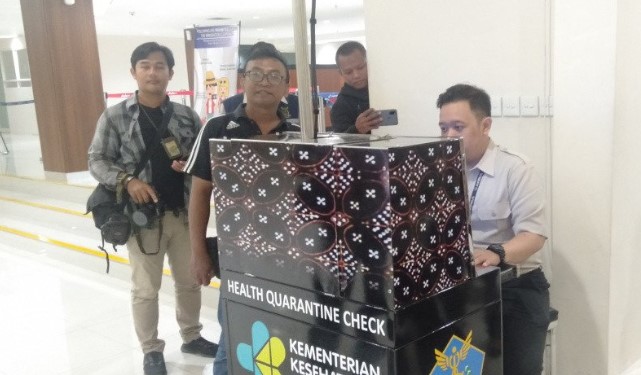 Pemeriksaan thermo scanner di Bandara Adi Soemarmo saat datangnya wisatawan asal China. ANTARA/Aris Wasita
