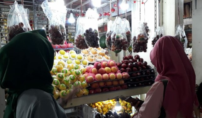 Penjualan buah asal China di Pasar Gede masih normal pascamerebaknya virus Corona. ANTARA/Aris Wasita