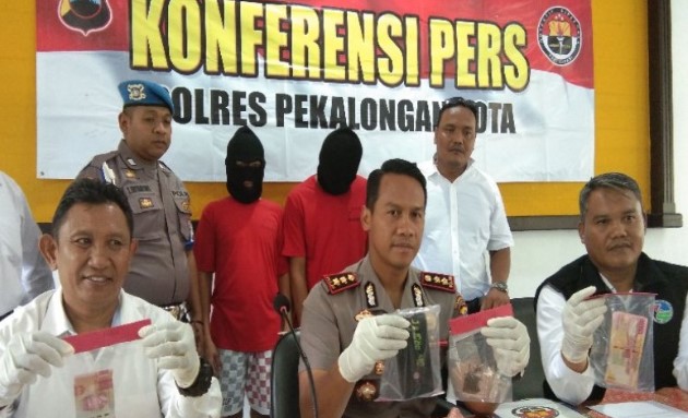 Kepala Polres Pekalongan Kota AKBP Egy Andrian Suez didampingi Kasat Narkoba AKP Rohmat menunjukkan barang bukti yang diamankan dari dua tersangka pengedar dan atau pemakai tembakau gorila. ( ANTARA)
