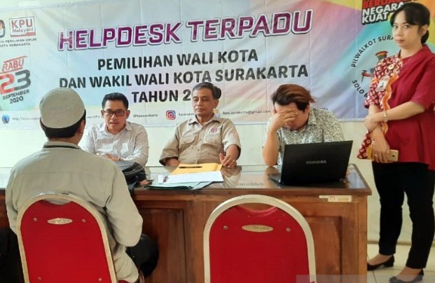 Salah satu Tim, Sukses jalut perseorangan pasangan Alam saat meminta petunjuk dari Komisioner KPU Surakarta, di Kantot KPU Surakarta, Rabu. (ANTARA)
