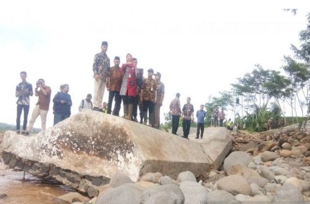 Bupati Batang Wihaji saat mengecek kondisi bendungan Sungai Glasing yang jebol. Akibat jebolnya bendung itu maka sekitar 146 lahan tanaman padi di empat wilayah deesa Kecamatan Tulis terancam puso. (ANTARA)