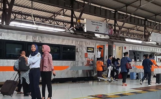 Ilustrasi - Aktivitas penumpang kereta api di Stasiun Purwokerto, Kabupaten Banyumas, Jawa Tengah. (ANTARA)