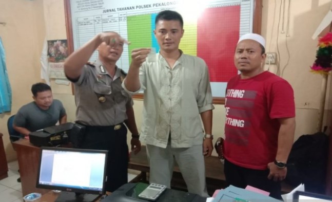 Kepala Kepolisian Sektor Pekalongan Timur Kompol Junaedi menunjukkan barang bukti 3,42 gram sabu dan tersangka berinisial NI (tengah). (ANTARA)
