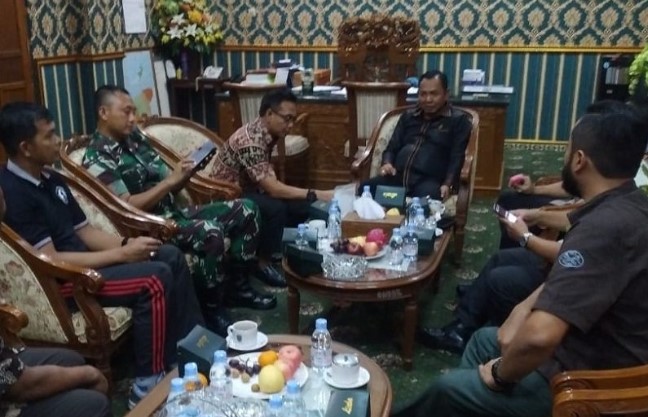 Suasana rapat koordinasi Forum Komunikasi Pimpinan Daerah (Forkopimda) Kabupaten Jepara, Jawa Tengah, di ruang kerja Ketua DPRD Kabupaten Jepara Imam Zusdi Ghozali, Jumat (31/01). (ANTARA)