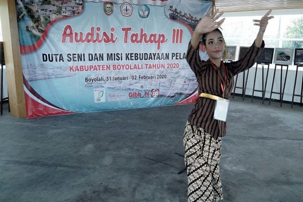 Salah satu peserta mempertunjukan kebolehan menari dalam seleksi Program Duta Seni dan Misi Kebudayaan Pelajar Kabupaten Boyolali 2020, di Museum R. Hamong Wardoyo, Boyolali, Jumat (31/1/2020). (Foto&keterangan: Antara).