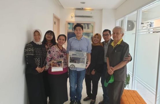 Jihwan saat mempresentasikan teori gerobak hasil karyanya dengan sampel gerobak kecil di Universitas Indonesia (istimewa).