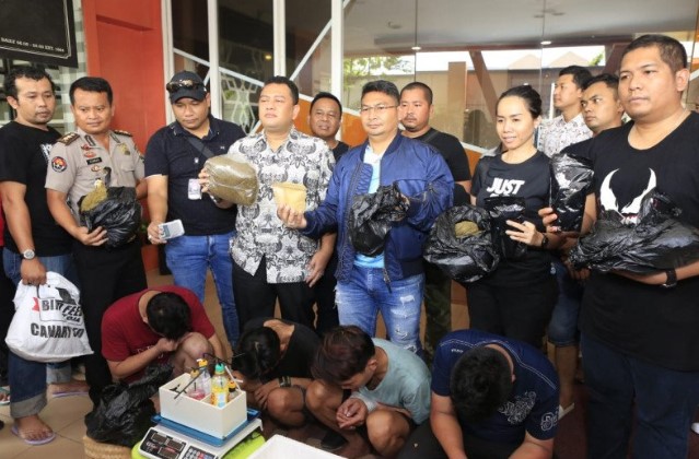 Petugas gabungan dari Polda Metro Jaya, Polda Jawa Timur dan Polrestabes Surabaya saat menggerebek tempat pembuatan ganja sintetis di apartemen High Point di Surabaya. ANTARA