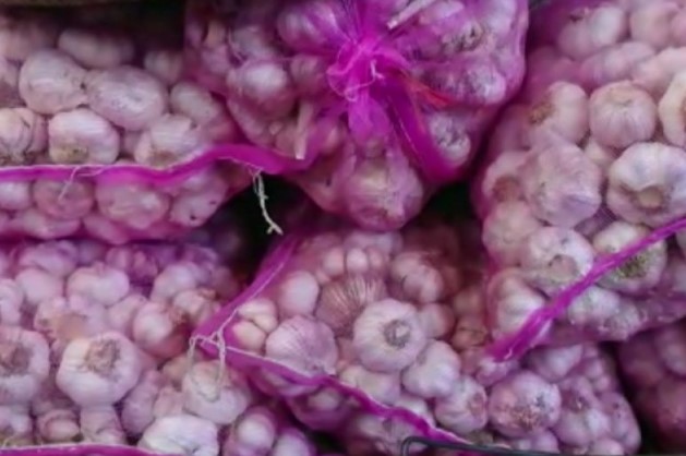 Bawang putih asal Malaysia, saat ini "banjiri" Pasar Flamboyan Pontianak, pasca ditutupnya impor bawang putih asal China, dampak virus Corona. ANTARA