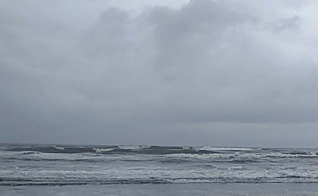 Ilustrasi - Gelombang tinggi di Pantai Widarapayung, Kabupaten Cilacap, Jawa Tengah. ANTARA