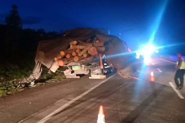 Truk pengangkut kayu yang terlibat kecelakaan dengan Bis Sinar Jaya di ruas Tol Semarang-Solo, Jumat dini hari. (ANTARA)