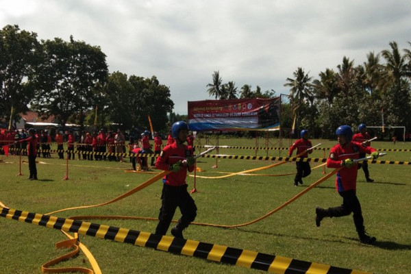 Adu ketangkasan sukarelawan pemadam kebakaran di Lapangan Trirenggo Bantul, DIY, dalam peringatan HUT Damkar dan Penyelamatan Nasional ke-101, Minggu (16/2/2020). (Foto&keterangan: Antara).