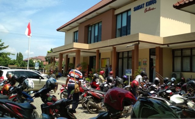 Kendaraan yang parkir di halaman kantor Sistem Administrasi Manunggal Satu Atap Kudus, Jawa Tengah. (Ilustrasi). (ANTARA)