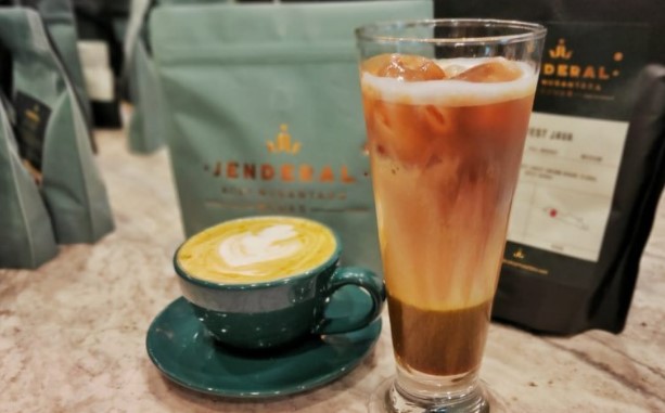 Klepon Latte, salah satu menu yang disajikan di kedai kopi Jenderal - Kopi Nusantara Buwas (ANTARA)
