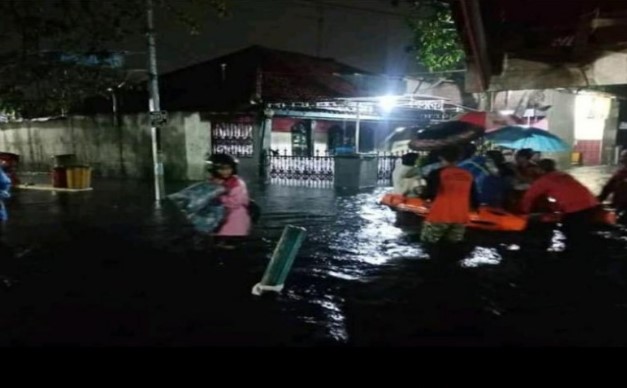 Petugas Badan Penanggulangan Bencana Daerah Kota Pekalongan sedang melakukan proses evakuasi para korban yang rumahnya dilanda banjir. (ANTARA)