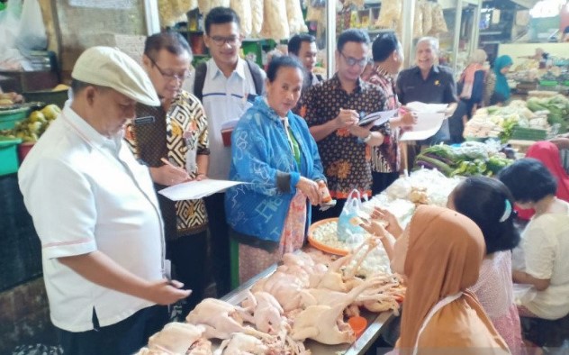 Penjual daging ayam di Pasar Gede Solo. ANTARA