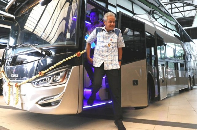 Gubernur Jawa Tengah Ganjar Pranowo rurun dari bus tingkat yang akan diekspor ke negara Banglasesh. (ANTARA)