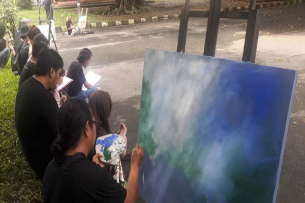 Sejumlah seniman melukis bersama di kawasan Pendopo Pengayoman Kabupaten Temanggung, Minggu (23/2/2020). (Foto&keterangan: Antara).